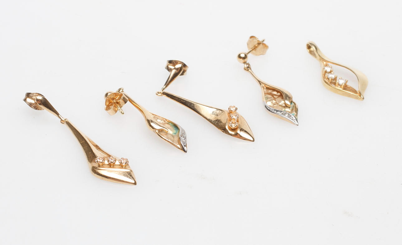 ÖRHÄNGEN, 2 par samt HÄNGE 18k guld, vikt ca 7 gr.