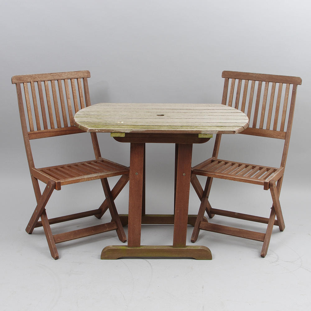 TRÄDGÅRDSMÖBLER, bord samt 1 par stolar.