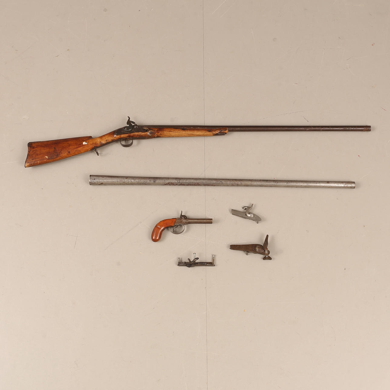 RESERVEDELE KASSE og diverse antikke våbendele.