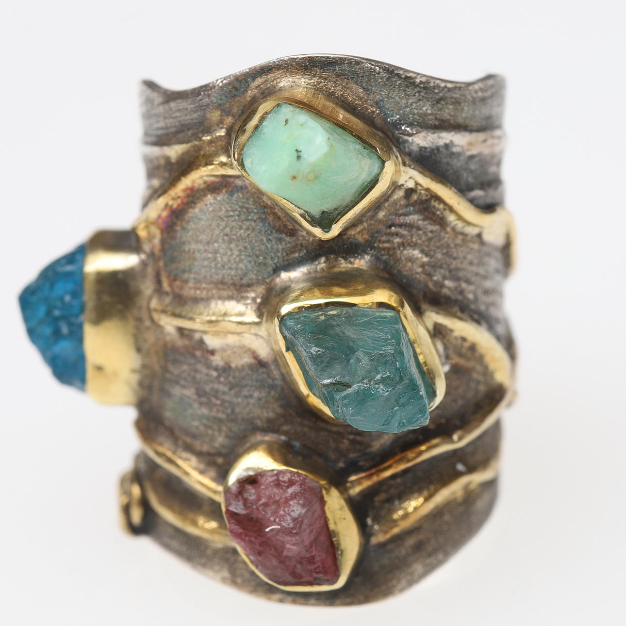 RING, silver med råa ädelstenar.