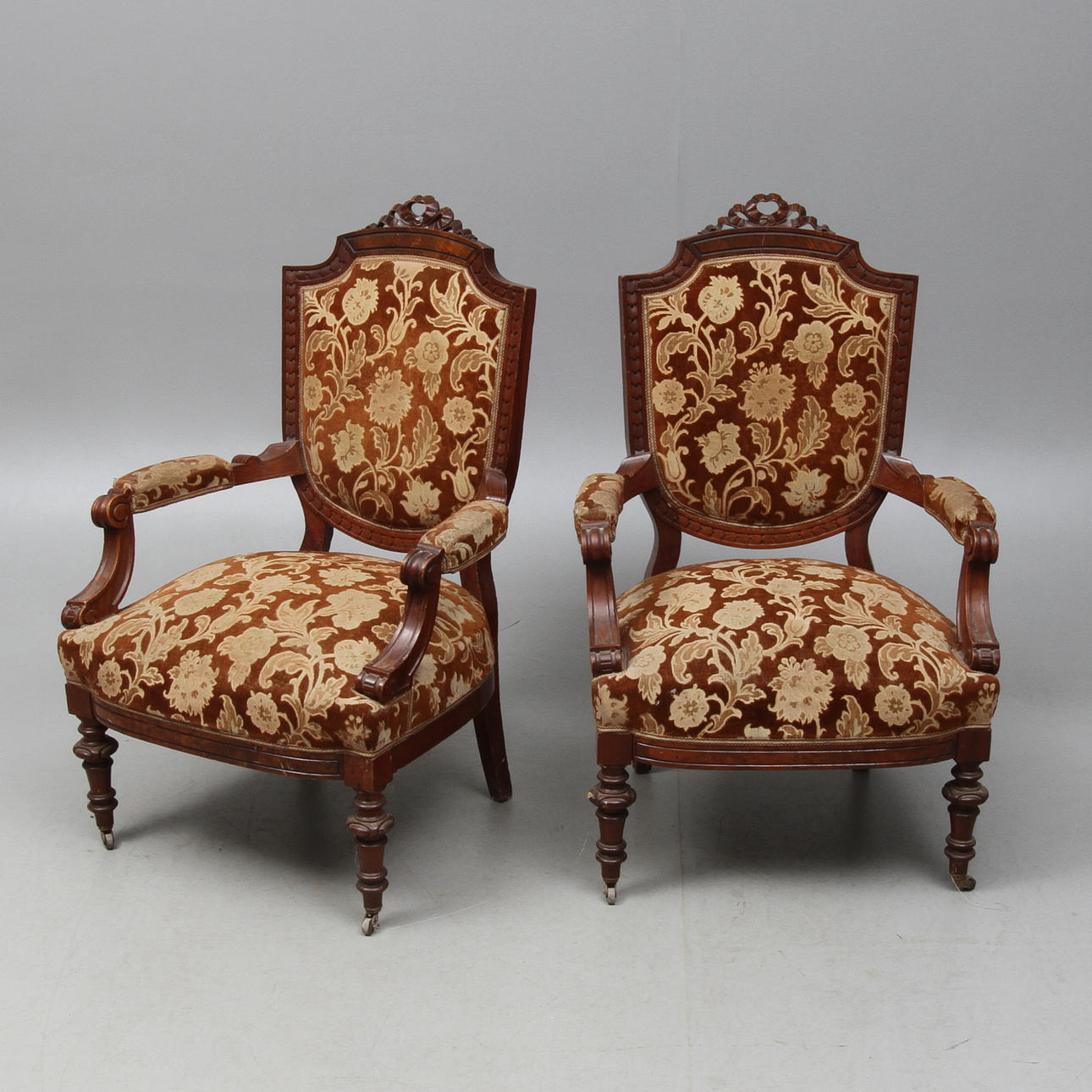 KARMFÅTÖLJER, ett par, nyrenässans, 1800-talets andra hälft.