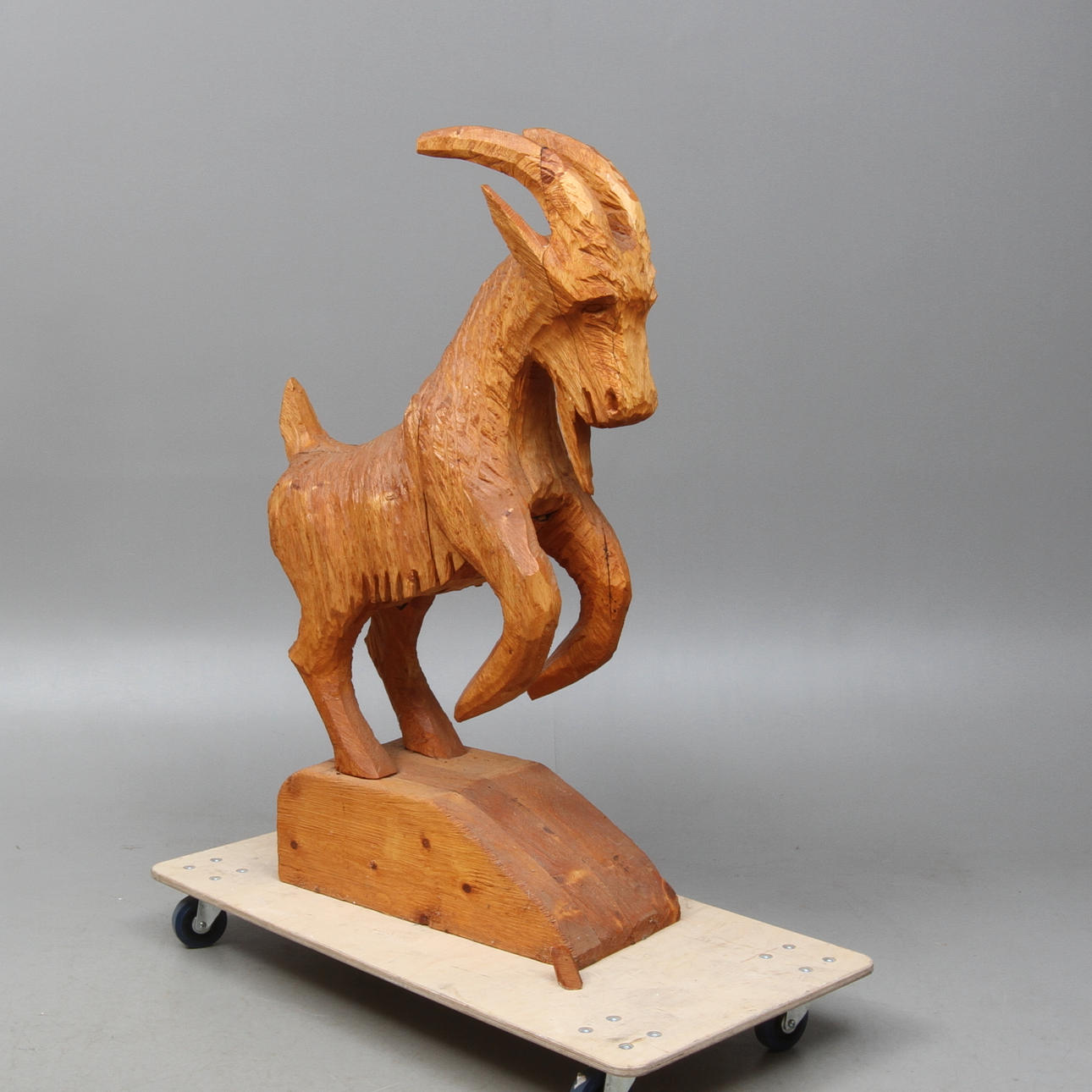 OIDENTIFIERAD KONSTNÄR. Hälsingebock, skulptur, trä, 1900-talets andra hälft.