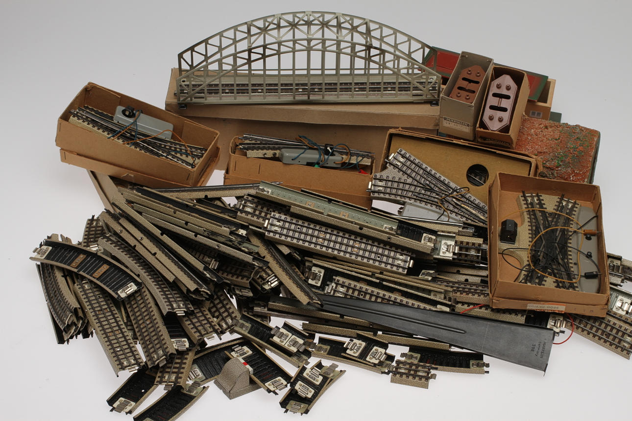 MÄRKLIN H0 räls, växlar, bågbro med mera, delvis i originalkartong.