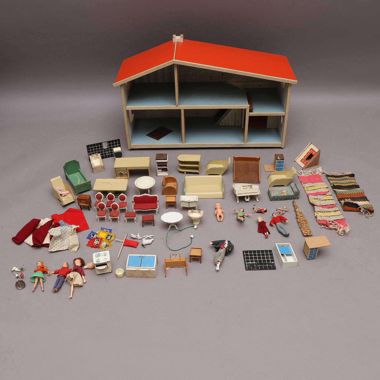 DOCKHUS med MÖBLER och tillbehör, Lundby.