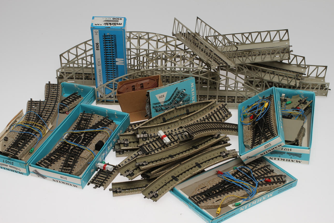 MÄRKLIN H0 räls, växlar, bågbro med mera, delvis i originalkartong.
