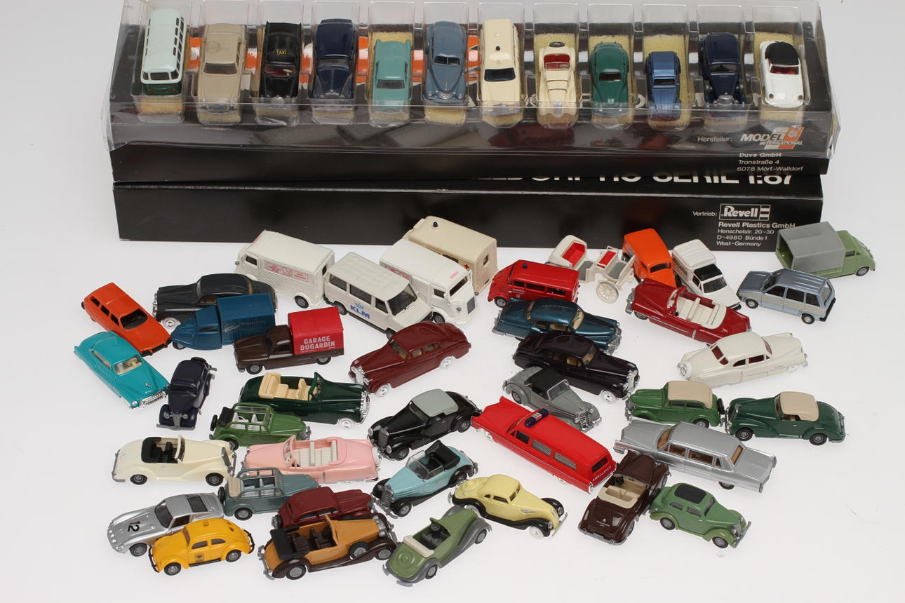 MODELLBILAR mestadels WIKING och PRALINÉ cirka 50 stycken.