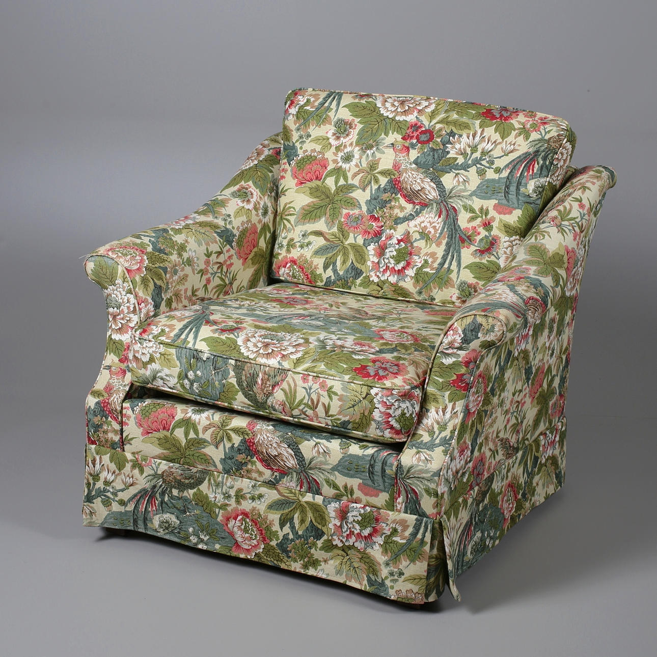 FÅTÖLJ, med mönstrad kretongklädsel, sent 1900-tal.