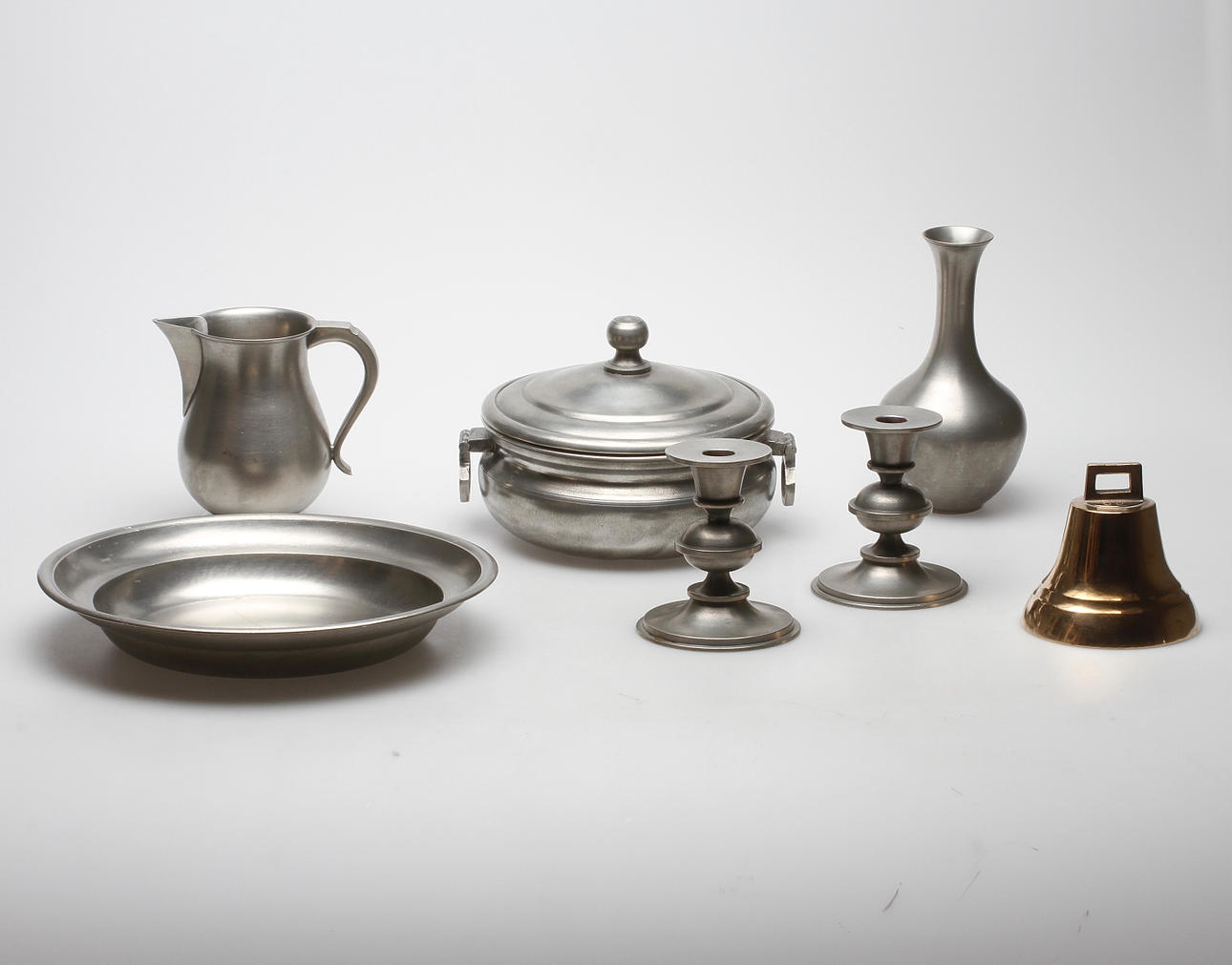 PARTI TENN, 6 delar, Stockholm, samt en klocka.i mässing.