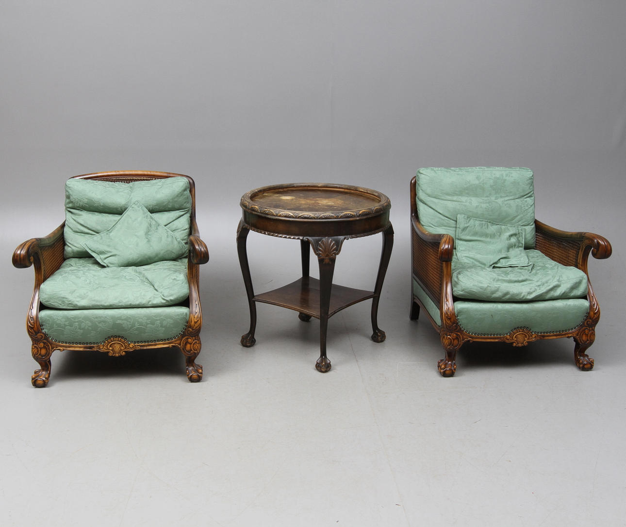 FÅTÖLJER, ett par, BORD, chippendalestil, 1900-tal.