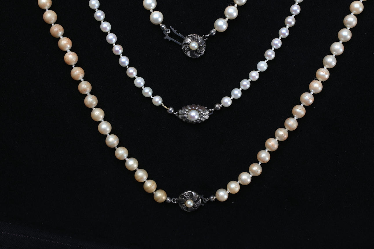 BIJOUTERIER, 3 st, pärlhalsband/armband med silverspännen.