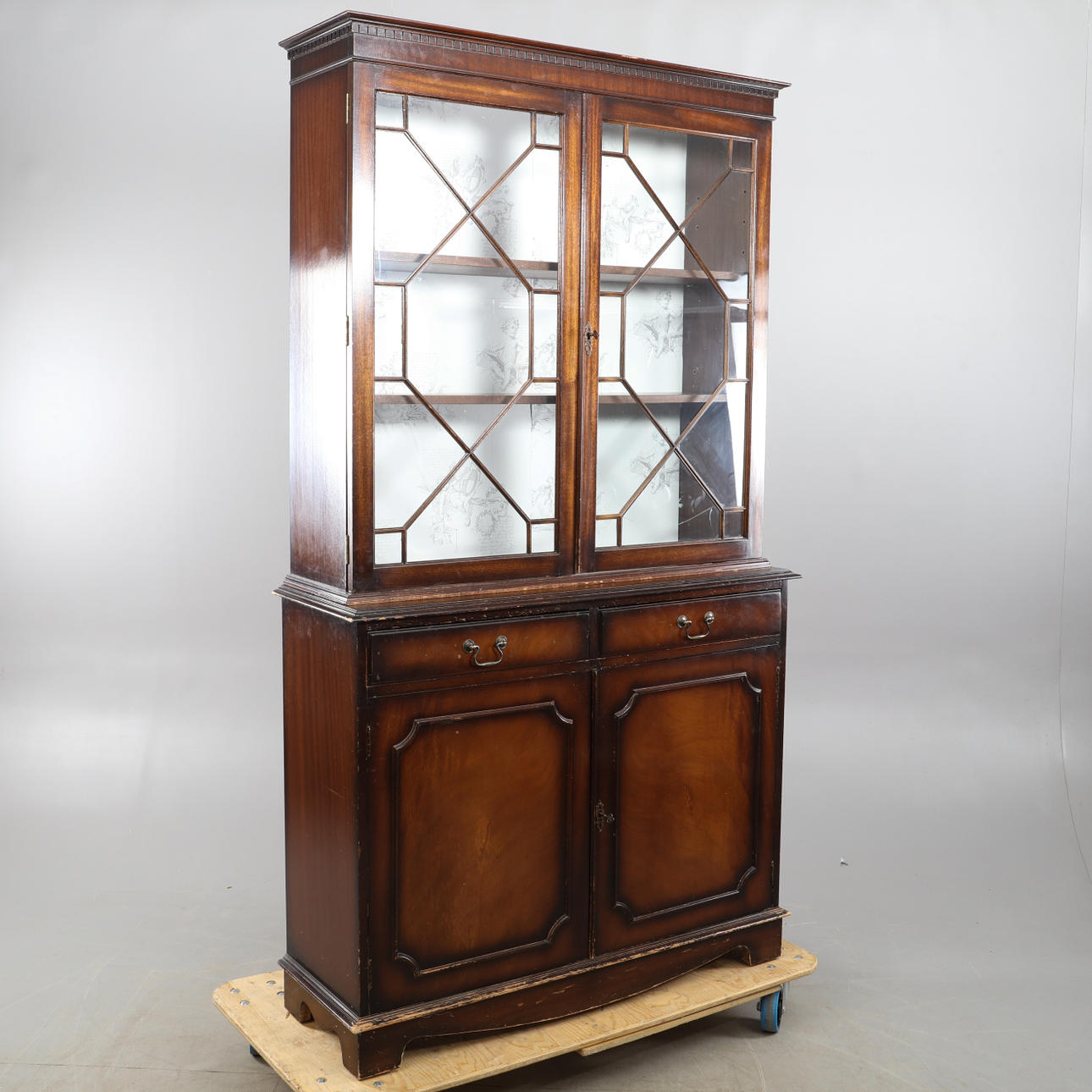 VITRINSKÅP engelsk stil.