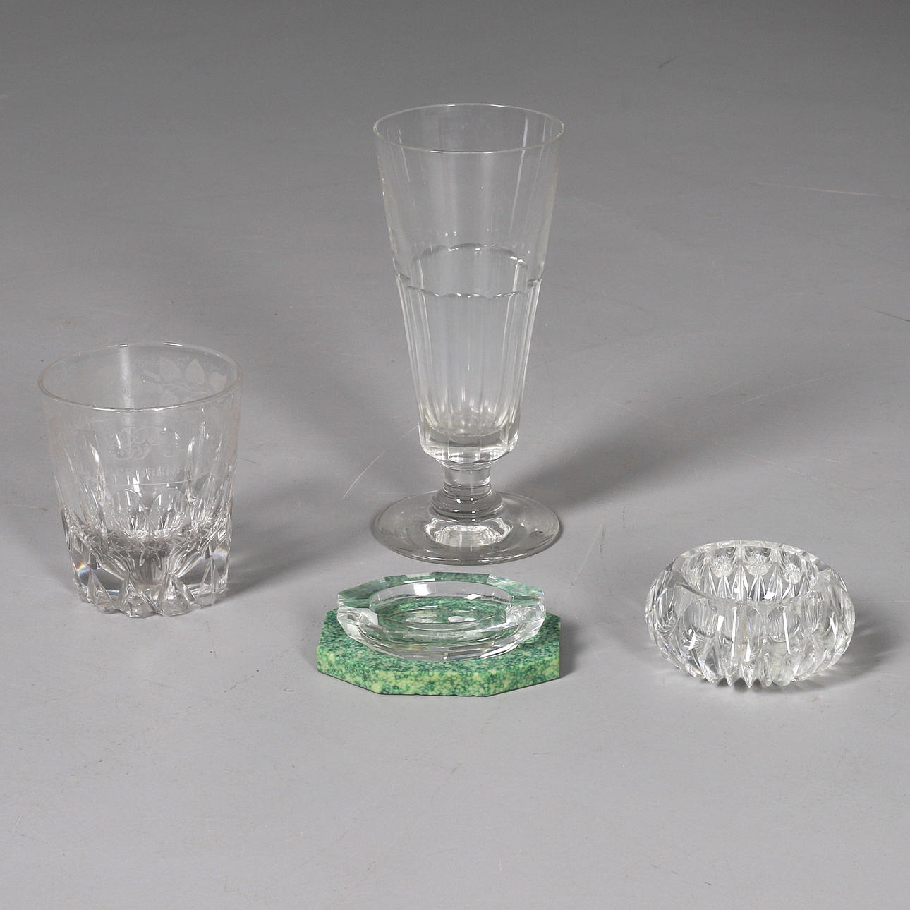 EN LITEN SAMLING AV GLAS.