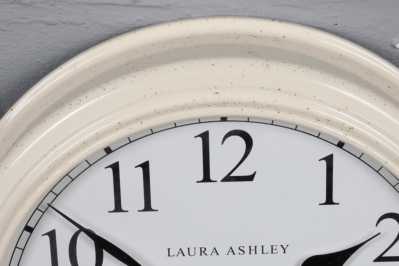 LAURA ASHLAY 壁掛け時計　アイボリー NEWGATE CLOCKS FOR LAURA ASHLEY, A CREAM PAINTED GALLERY WALL
