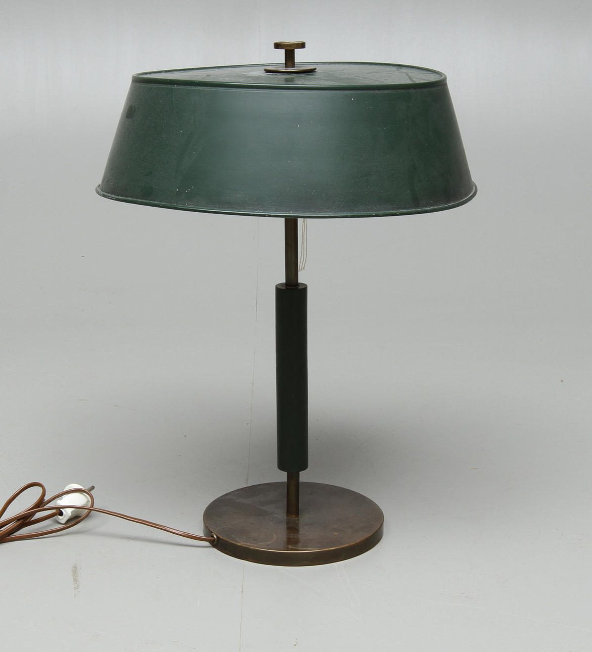 BORDSLAMPA, med plåtskärm, funkis, 1900-tal.