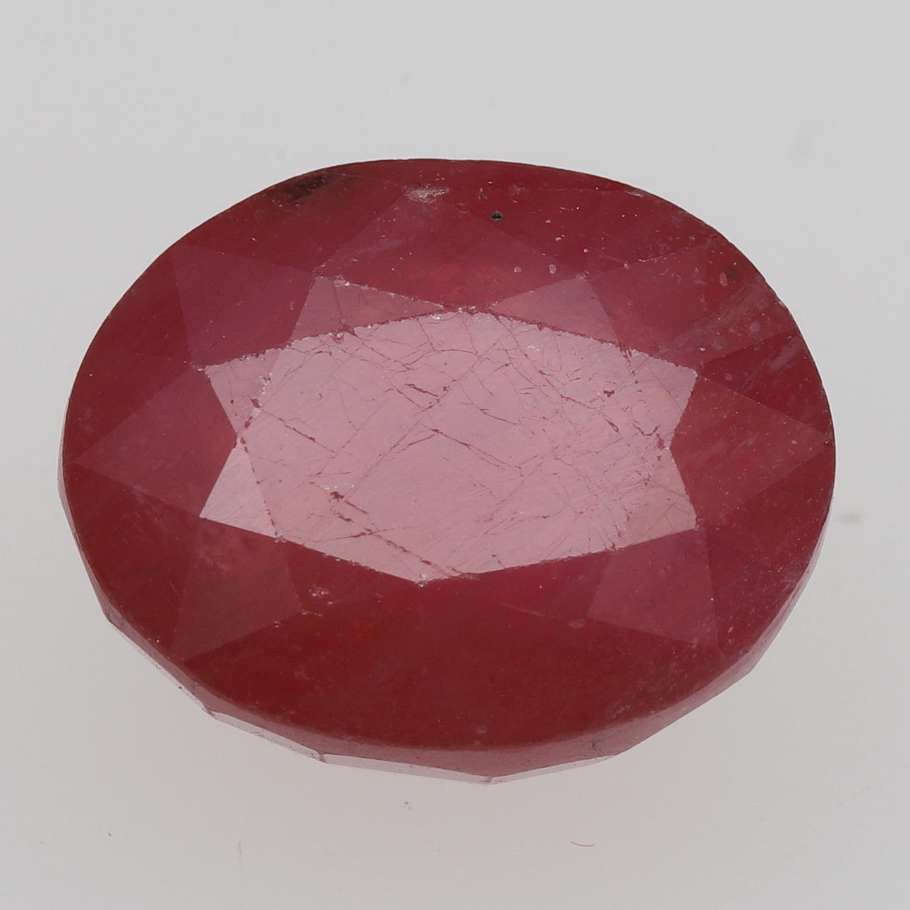 RUBÍ, rojo violáceo, 14,06 ct.