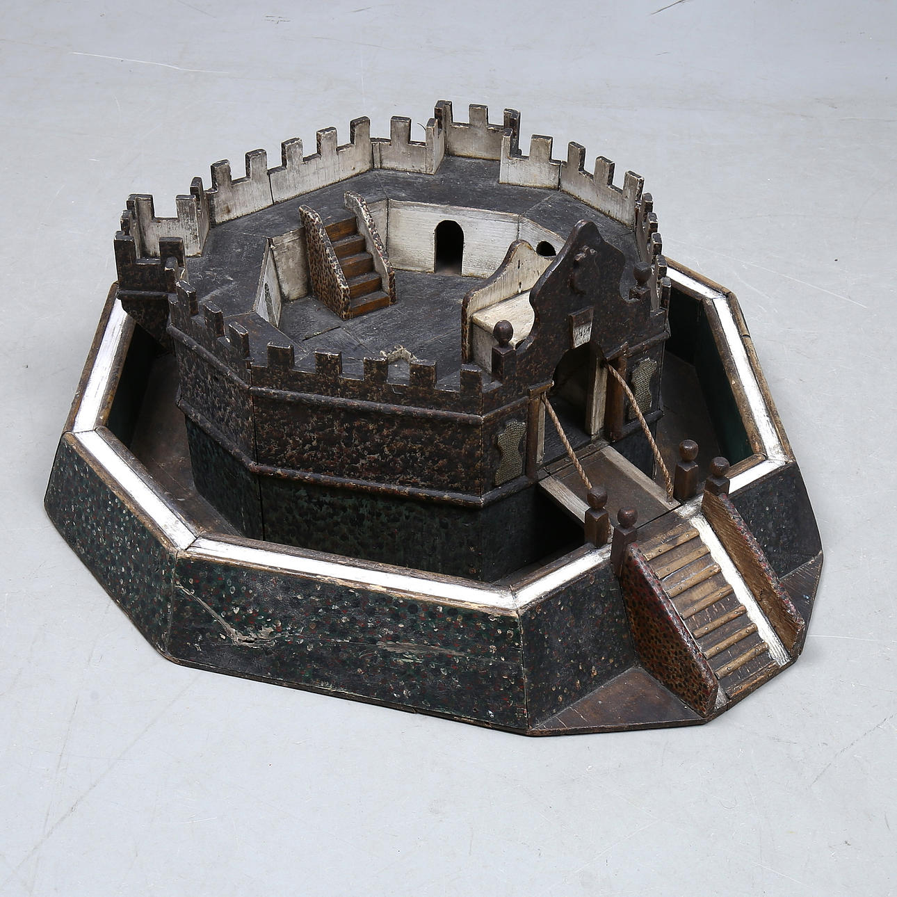 LEKSAKSBORG, trä, tidigt 1900-tal.