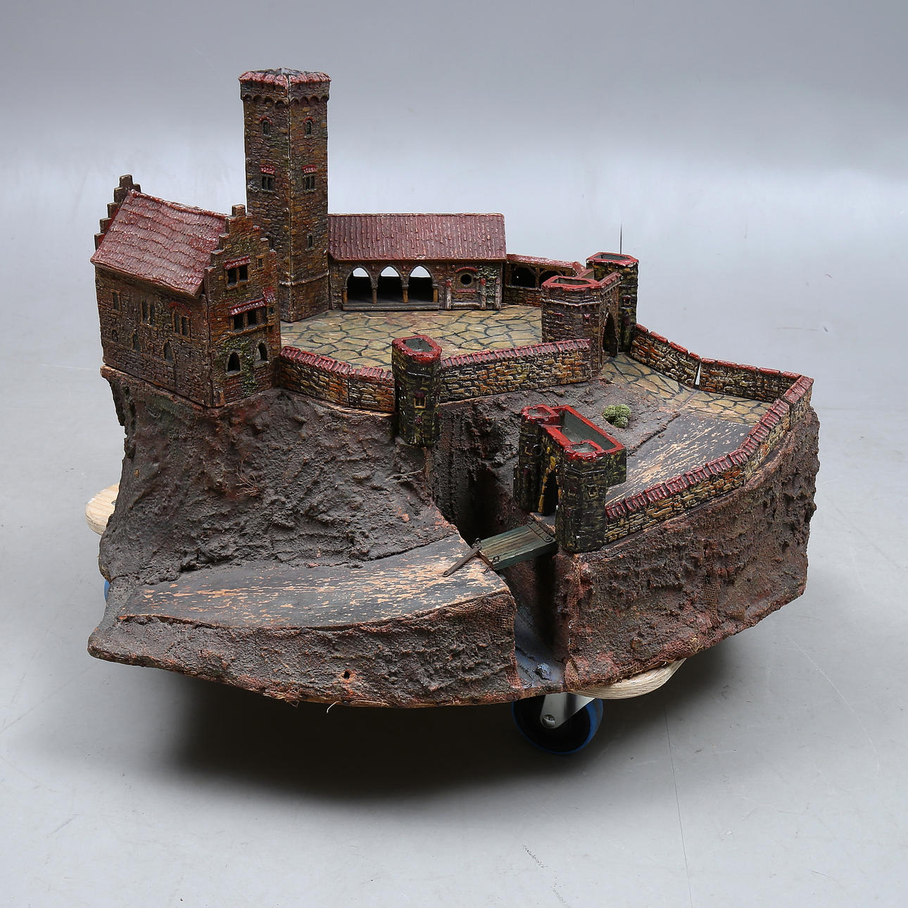 ELASTOLIN Riddarborg,trä och massa, 1930-tal.