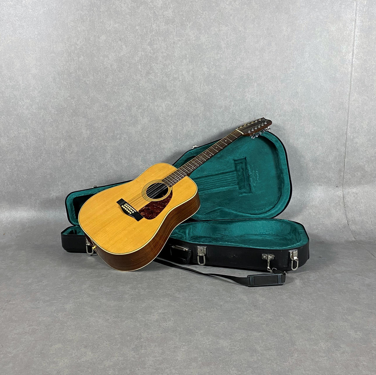 GITARR, 12 strängad "Fender" i väska, 1900-tal.