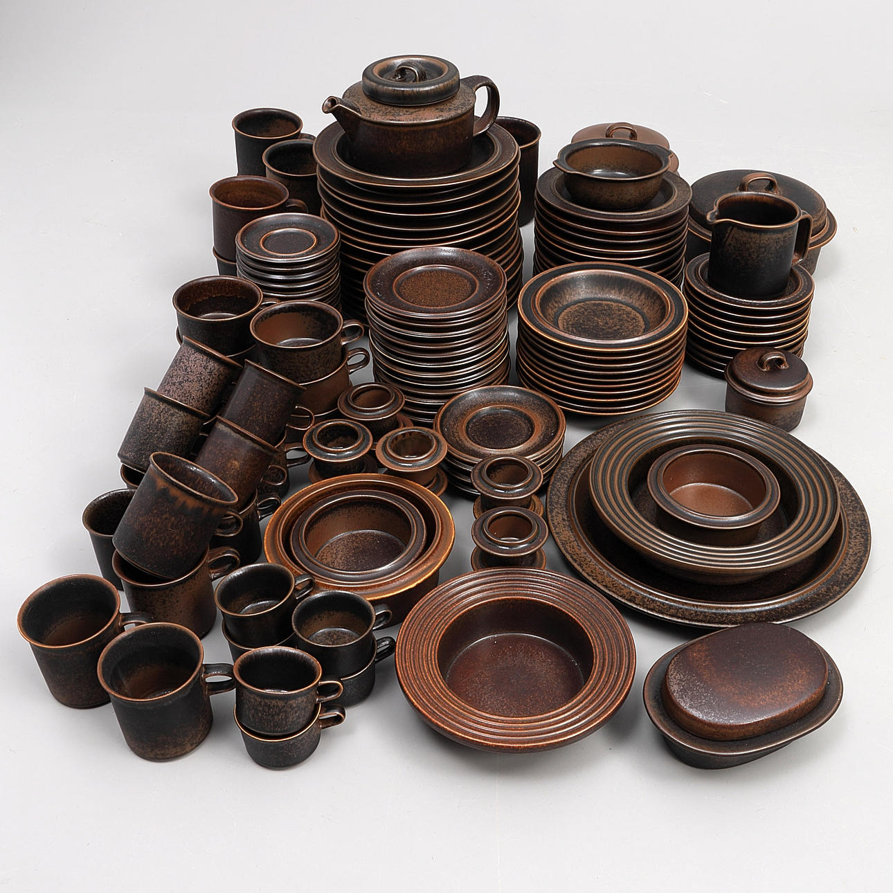 ULLA PROCOPÉ. "Ruska", Arabia, Geschirr 100 dlr, Steinzeug.