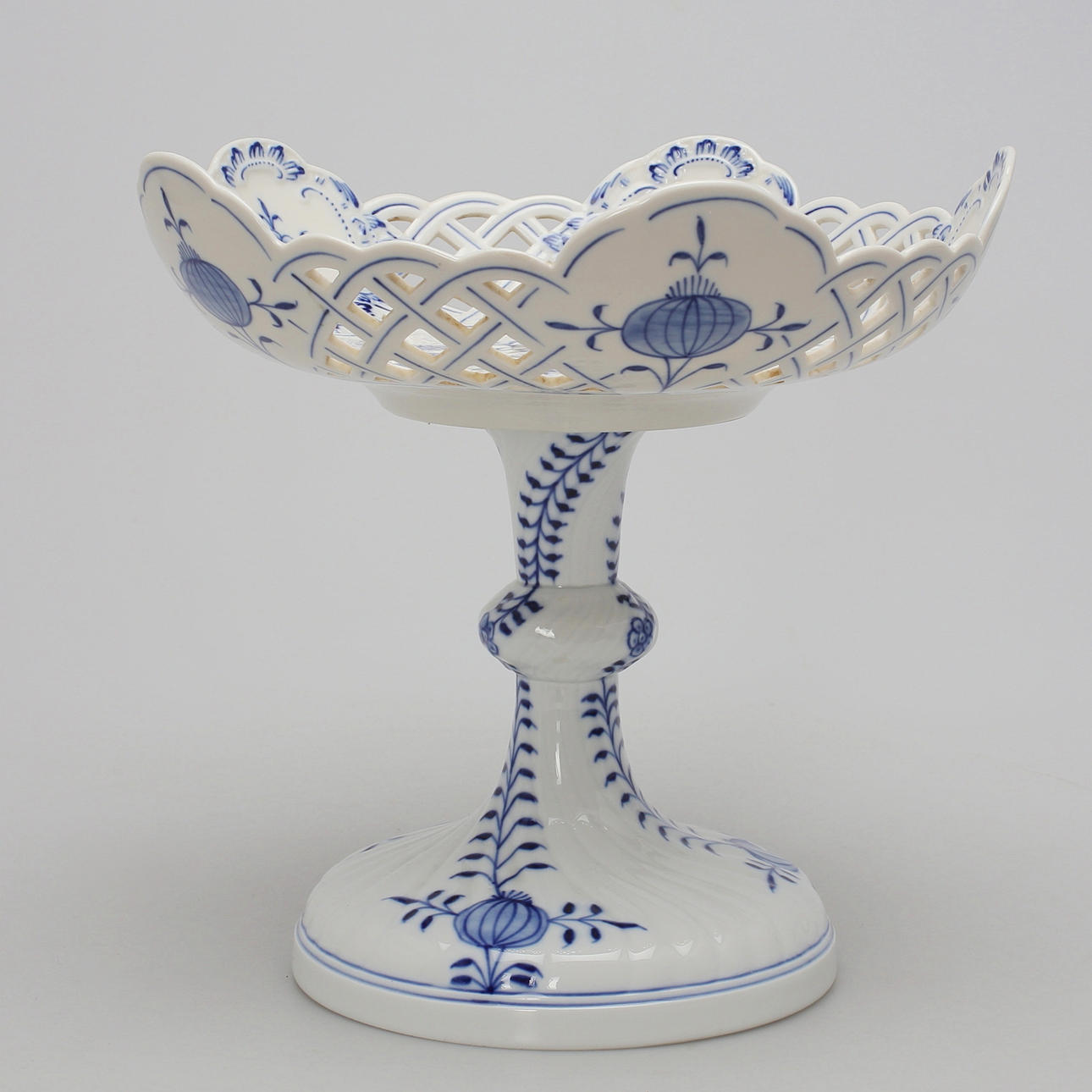 KAKFAT PÅ FOT, porslin, Meissen, 1900-talets första hälft.