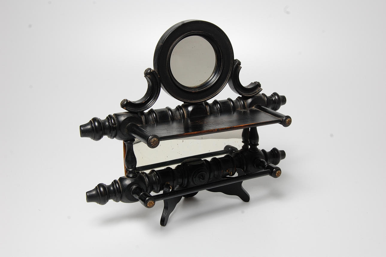 HANDDUKSHYLLA ,med spegel, 1800-talets senare del.