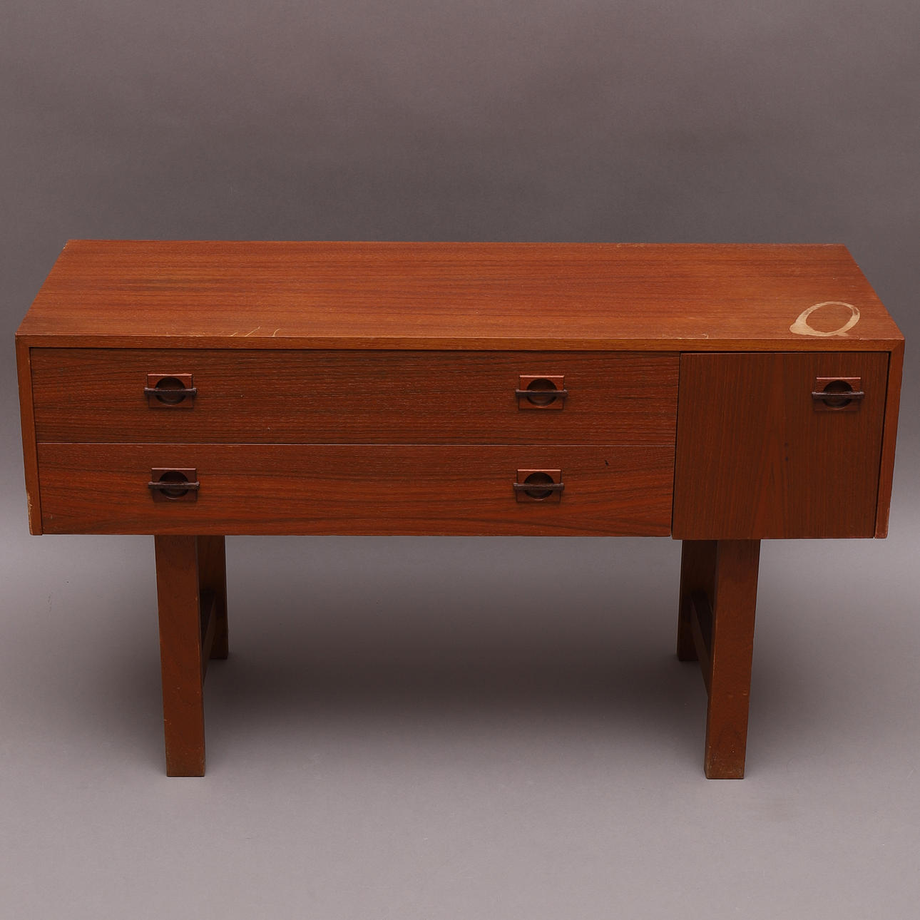 BYRÅ/HALLMÖBEL, tre lådor, teak.