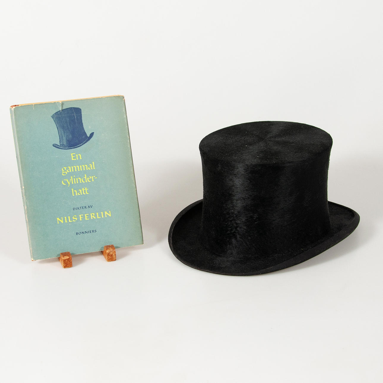 EN GAMMAL CYLINDERHATT.