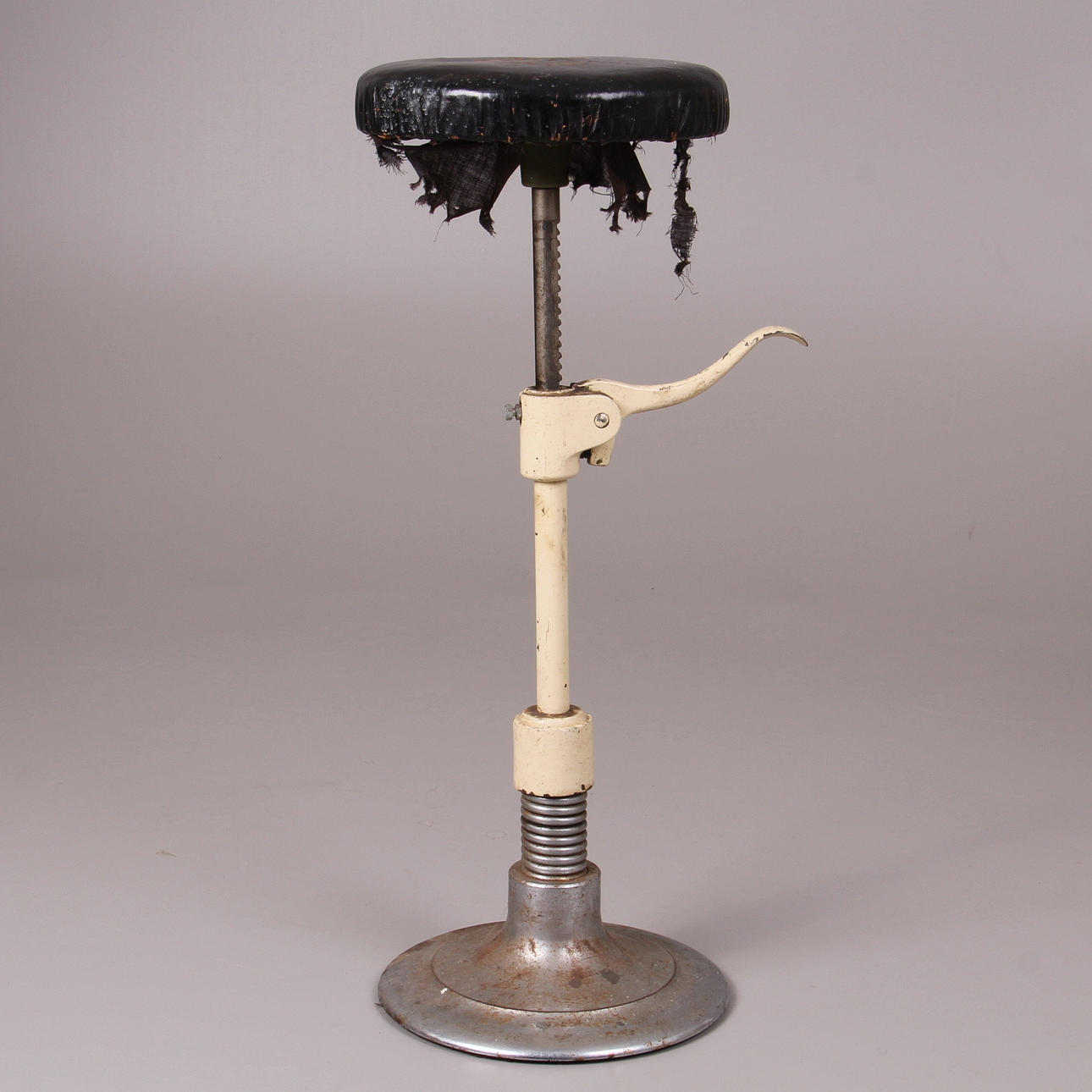 FRISÖRPALL, järn, 1900-talets mitt.