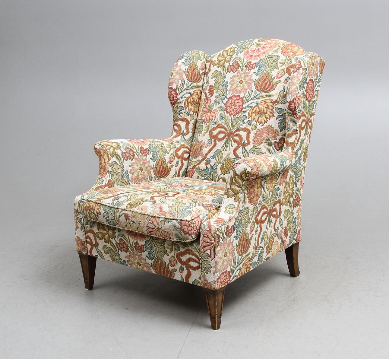 FÅTÖLJ, sk öronlapps modell, 1900-talets första hälft.