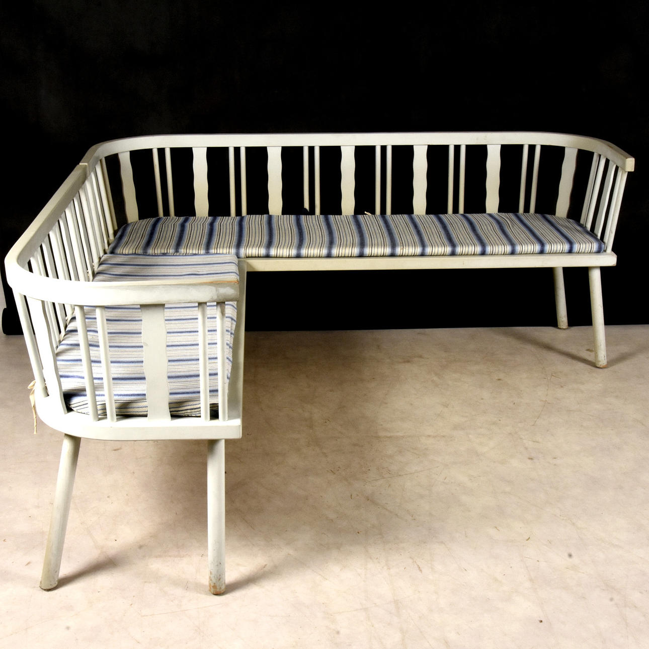 HÖRNSOFFA, 2 delar, vitlackerad trä, 1900-tal.