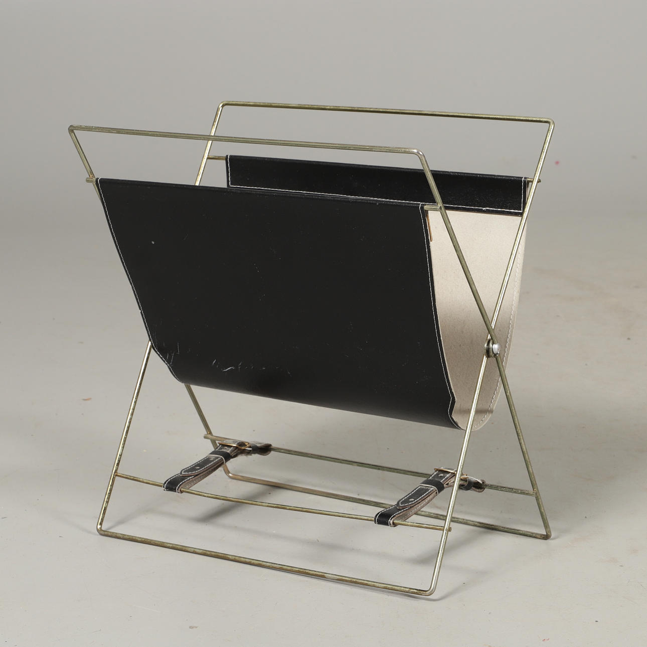 TIDNINGSKORG, svart konstskinn.