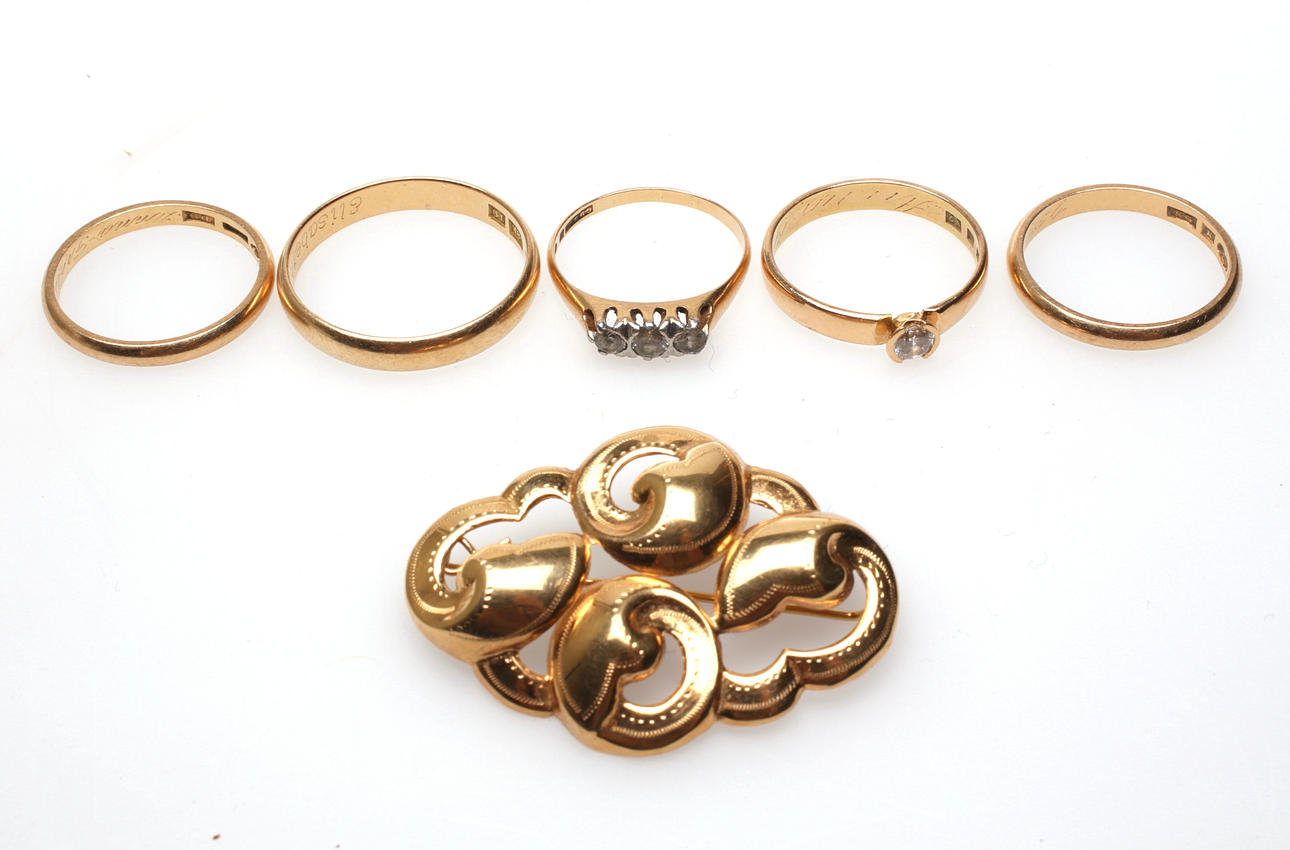 GULDFÖREMÅL, Ringar samt brosch, 18 k.