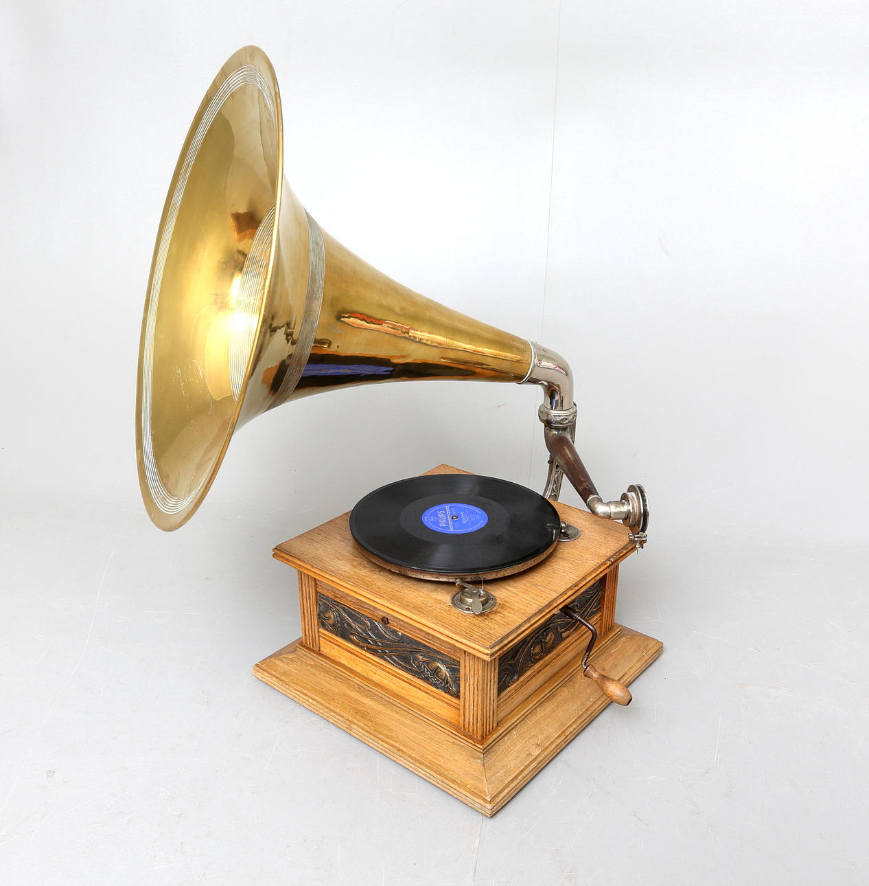 TRATTGRAMMOFON, Mässingstratt och fodral i ek, sekelskifte 18/1900-tal.