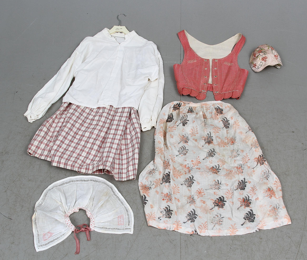 FOLKDRÄKT, dam, daterad 1944.