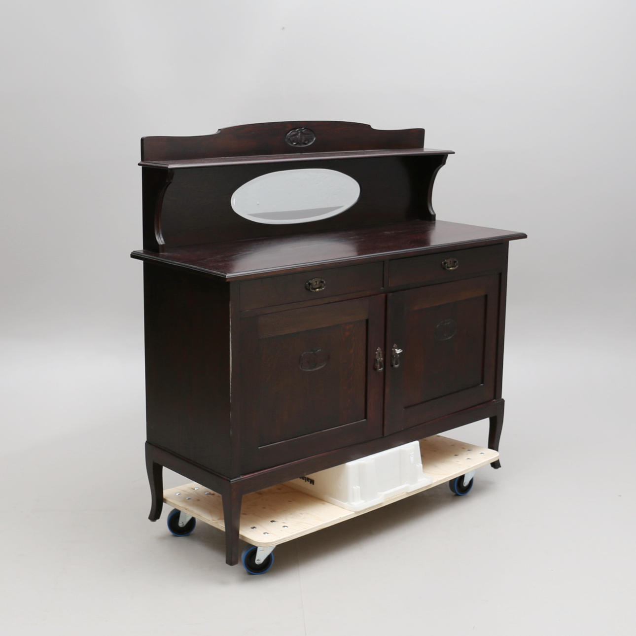 BUFFET in Eiche, Jugendstil, frühes 20. Jahrhundert.