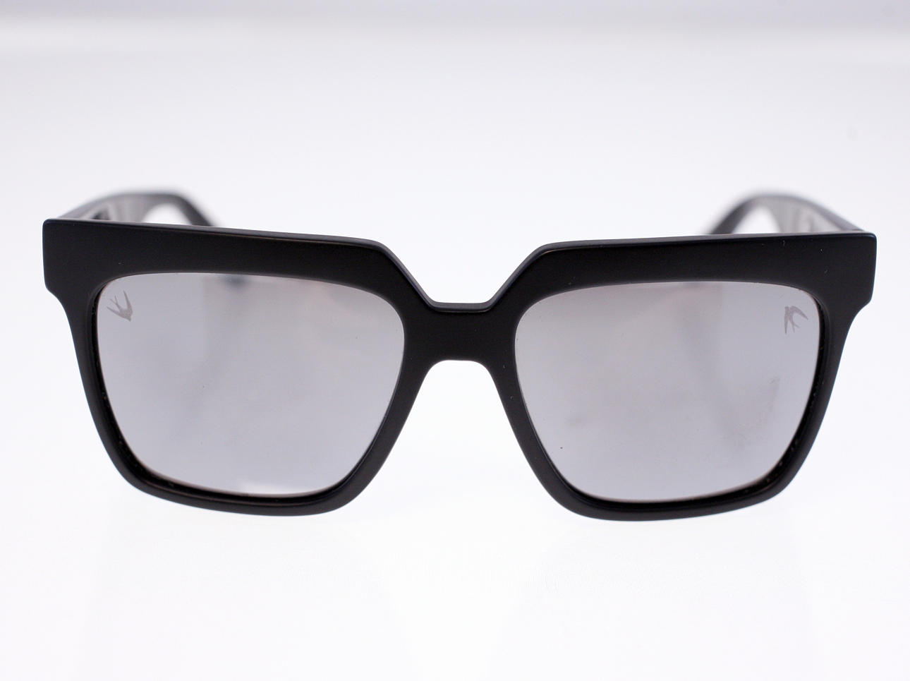 SOLGLASÖGON, Alexander McQueen.