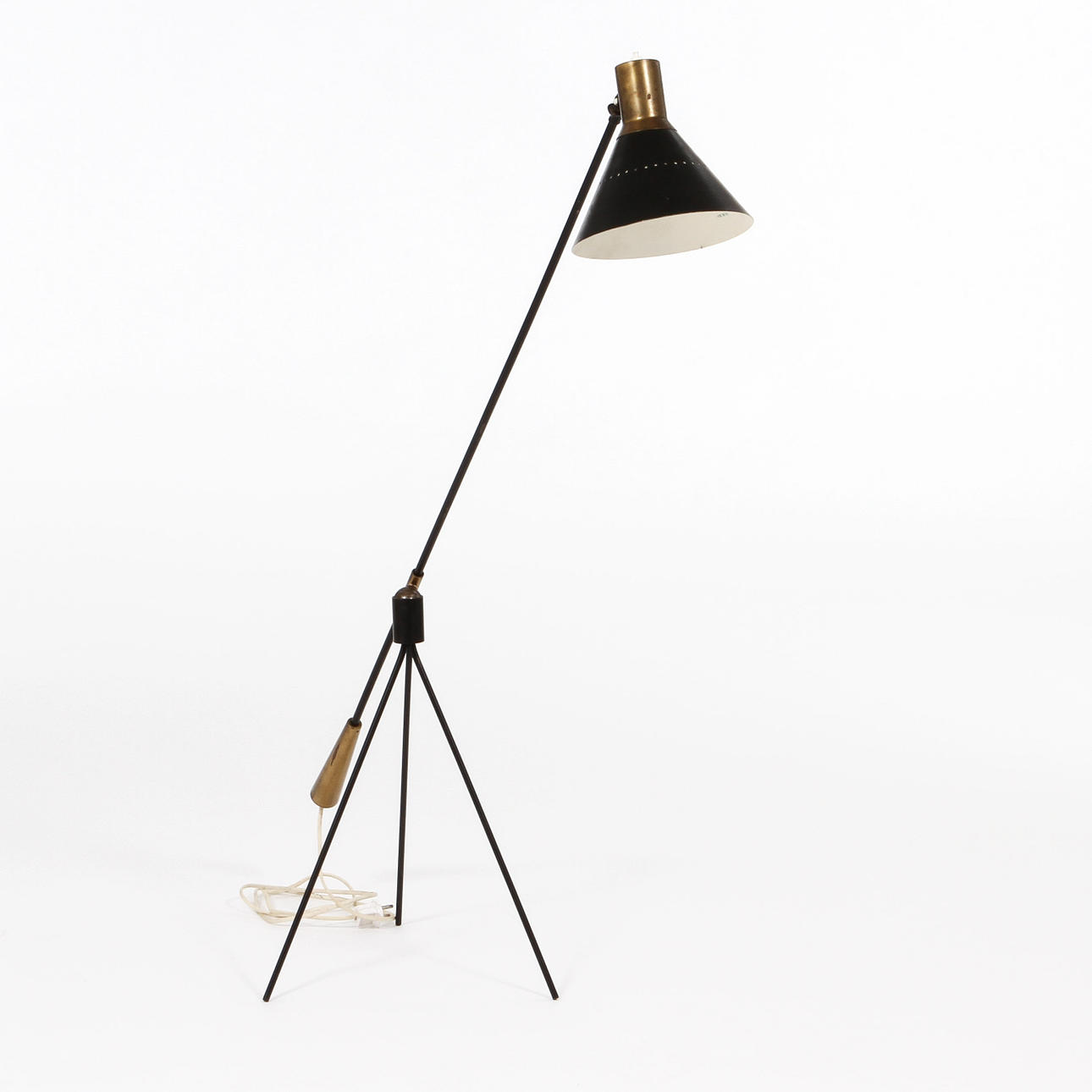 GILBERT WATROUS. Golvarmatur, svartlackerad plåt, mässing och blyvikt. Heifetz mfg co.