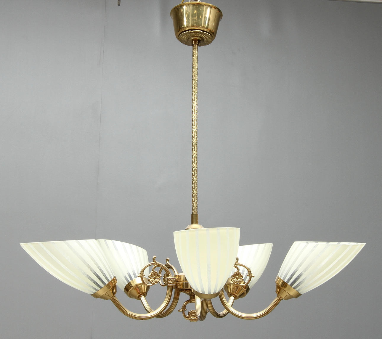 TAKLAMPA med glaskupor, 1900-talets mitt.