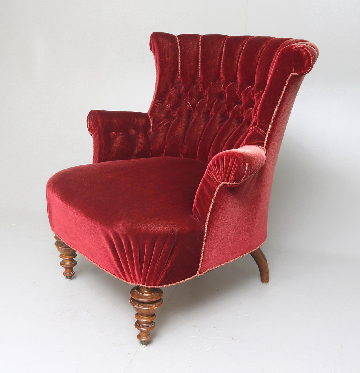 EMMAFÅTÖLJ, 1880-tal, svarvade framben.