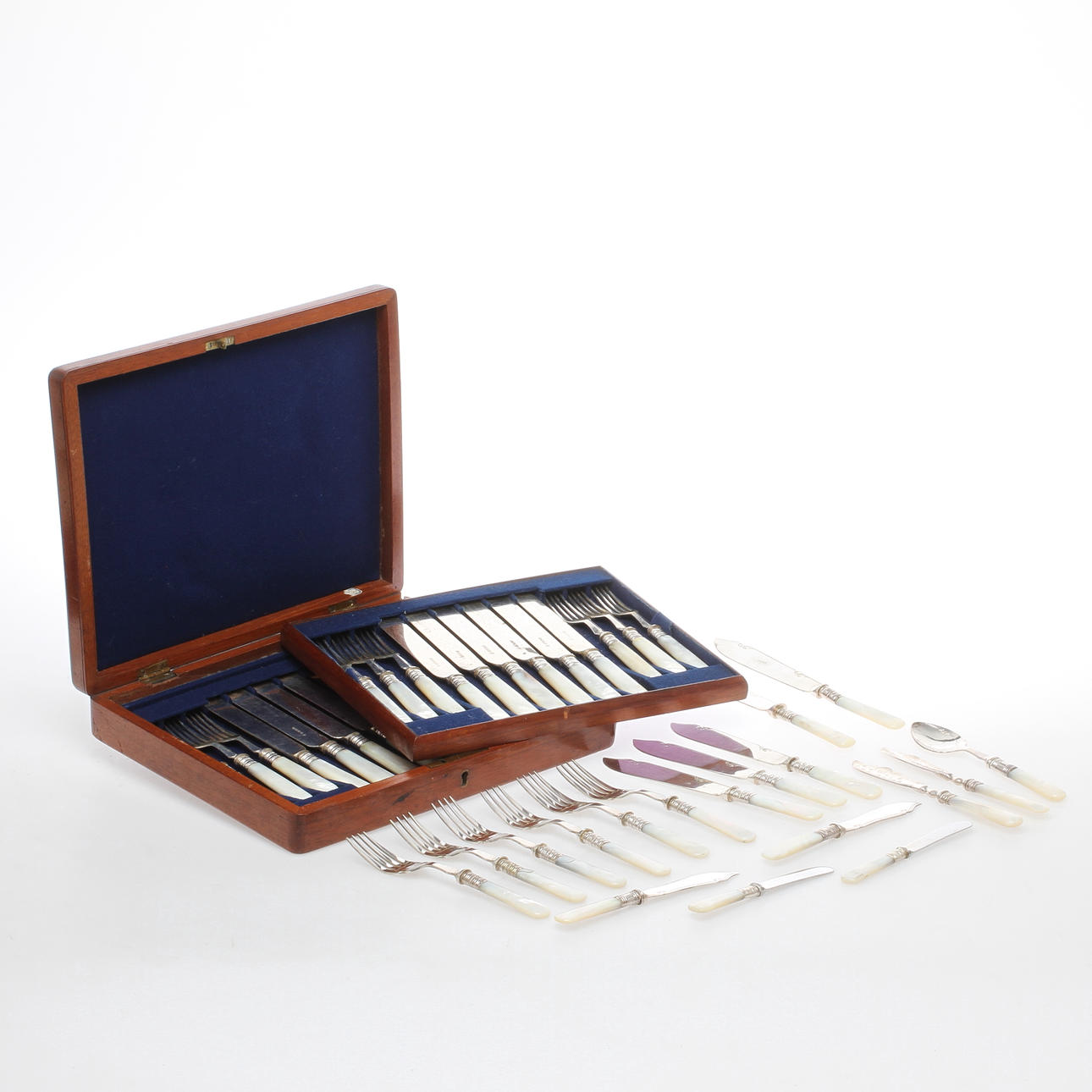 BESTICK, nysilver med pärlemorskaft, England.