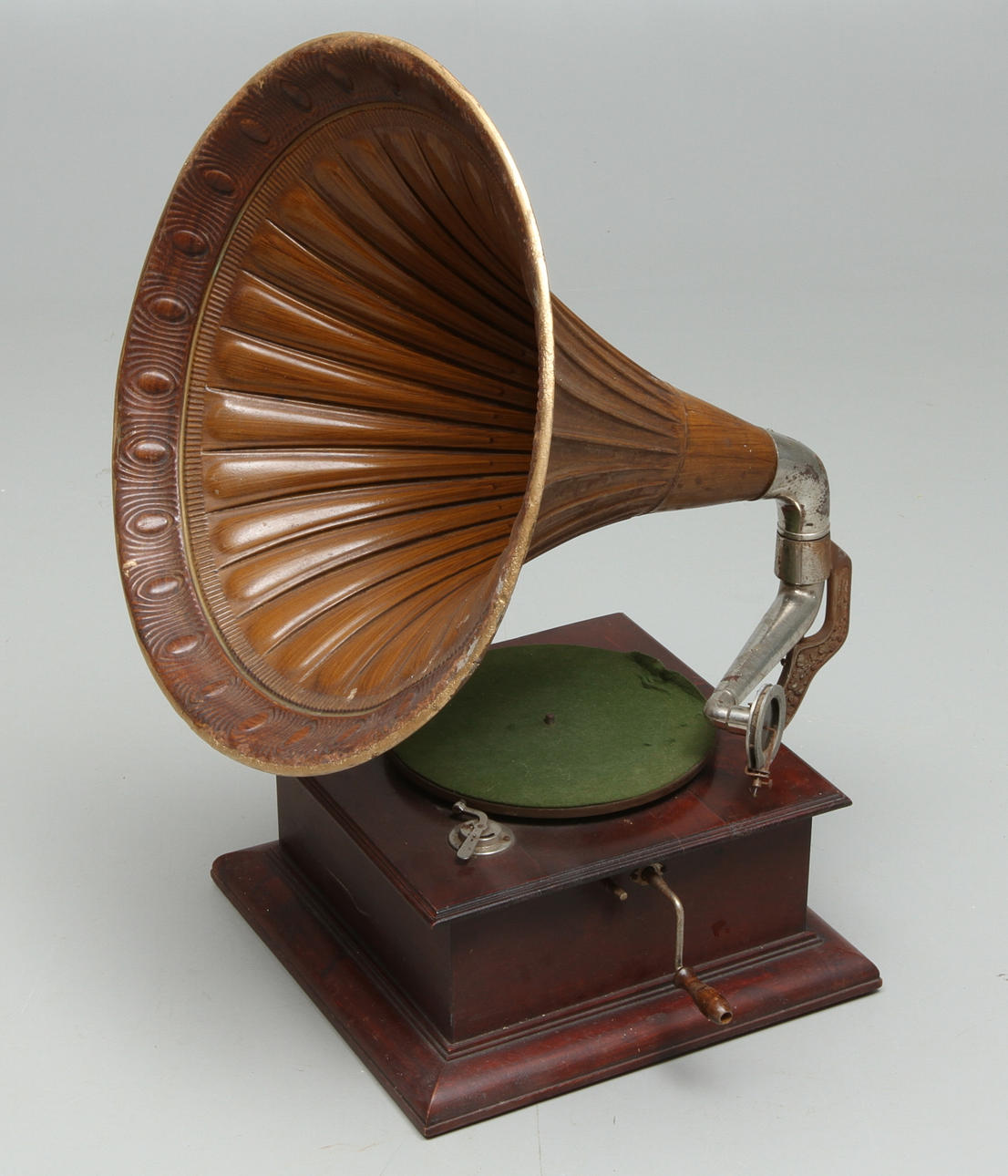 TRATTGRAMMOFON med vev, 1900-tal.