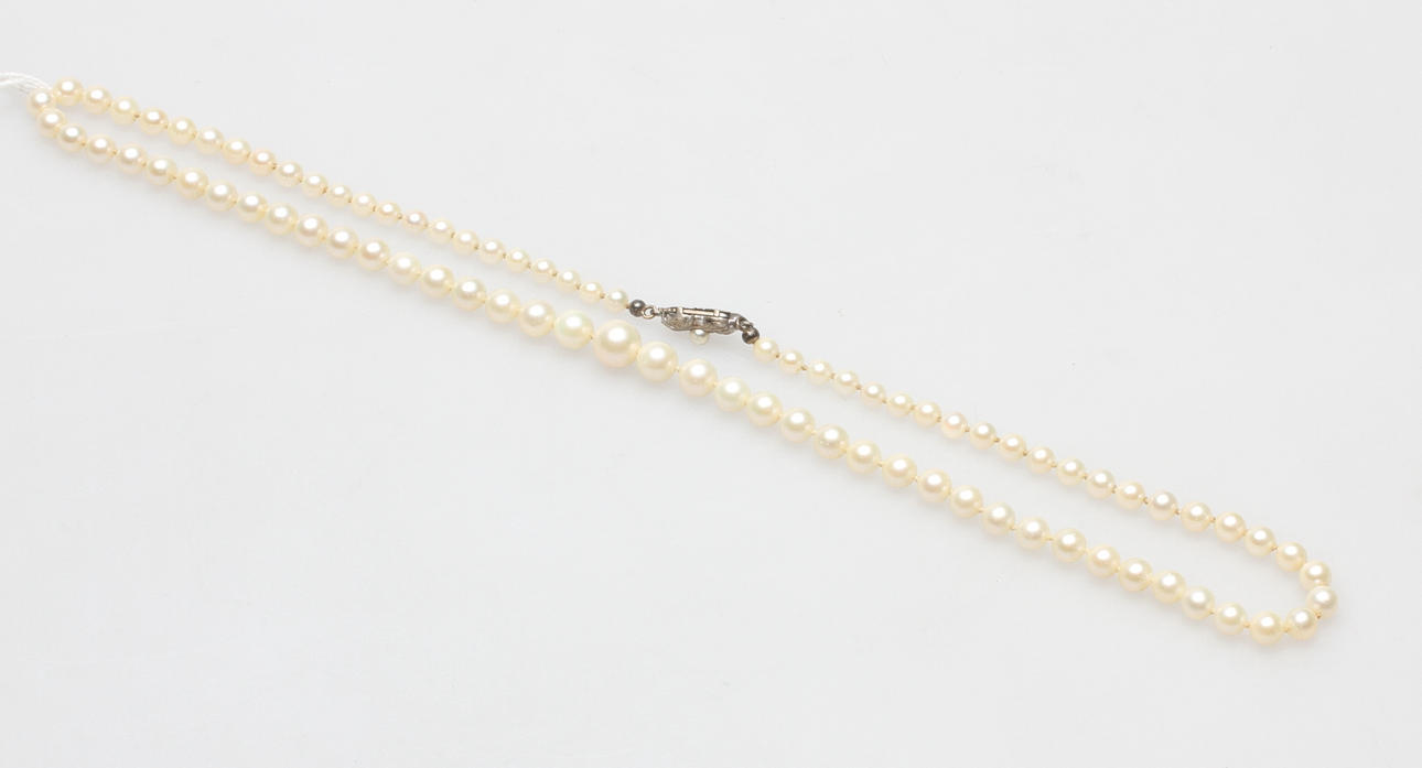 PÄRLCOLLIER med silverlås.