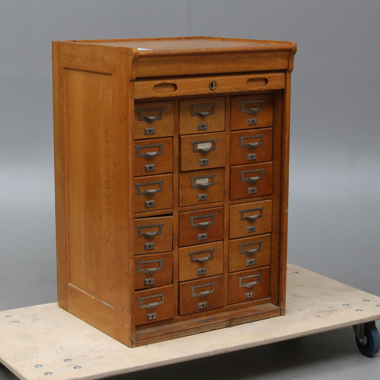 ARKIVSKÅP, med jalusidörr, 1900-talets första hälft.