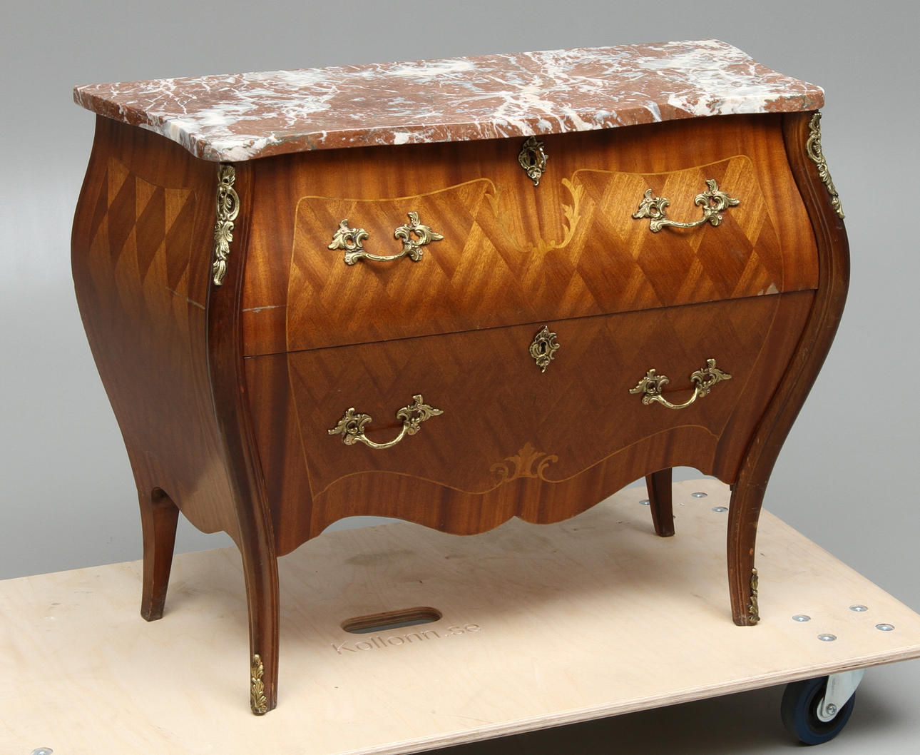 BYRÅ med stenskiva, tre lådor, rokokostil 1900-tal.