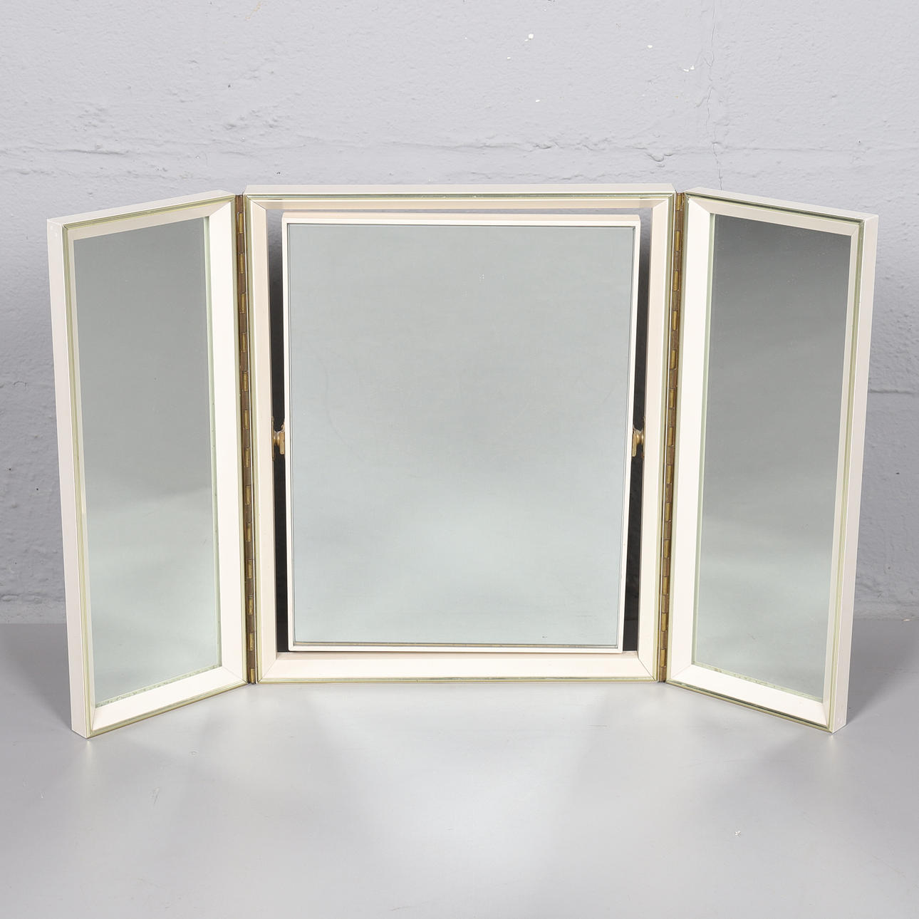 A MID-CENTURY FOLDING DRESSING TABLE MIRROR.