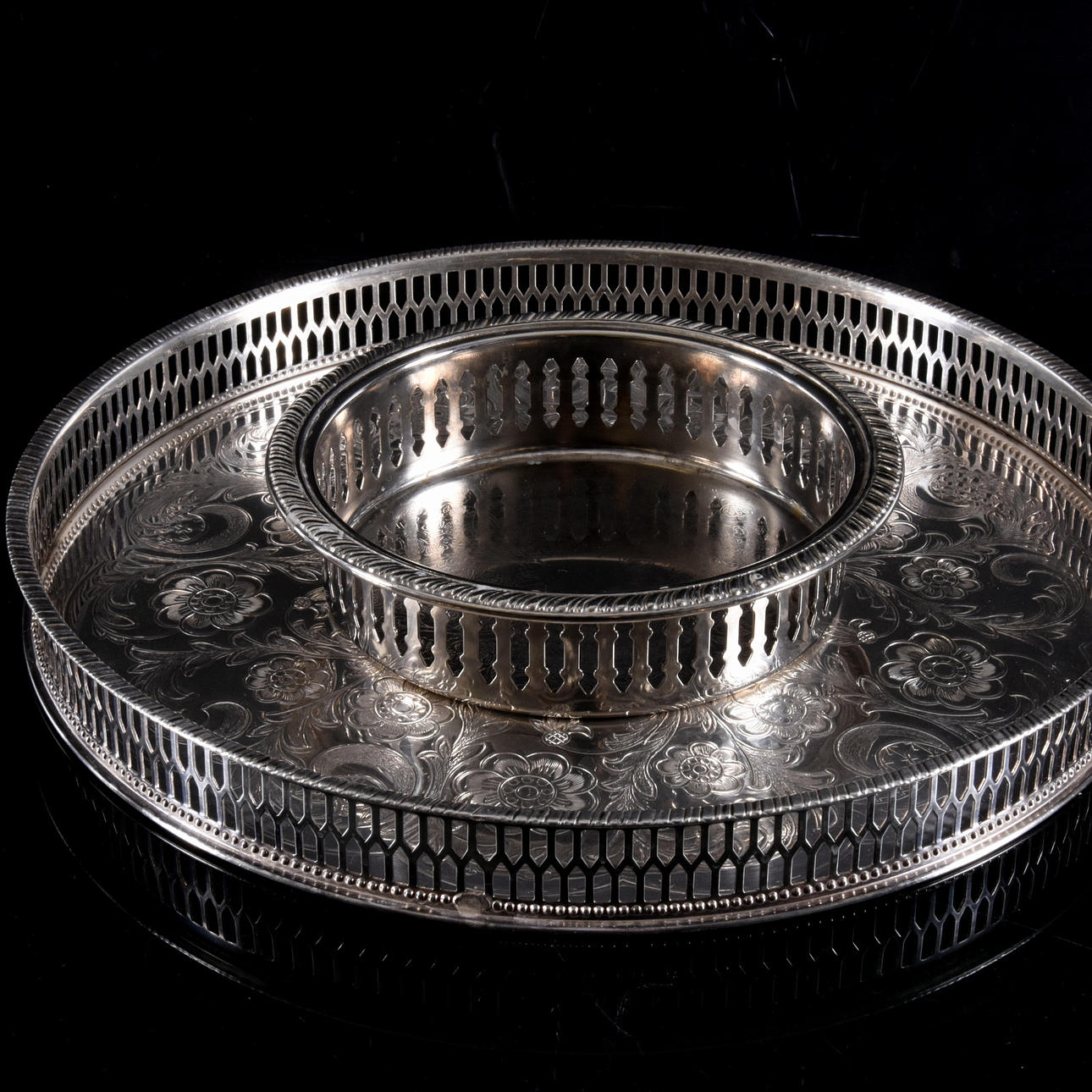 SERVERINGSBRICKA SAMT COASTER, 2 st, silverpläterad, Sheffield.