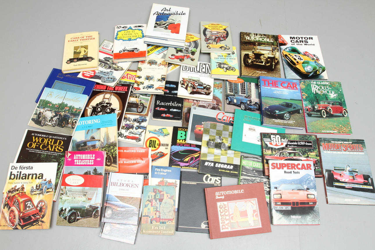 BÖCKER om BILAR, två lådor med cirka 45 böcker.
