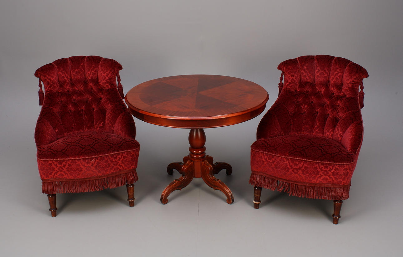 EMMAFÅTÖLJER, ett par, och PELARBORD, 1900-tal.