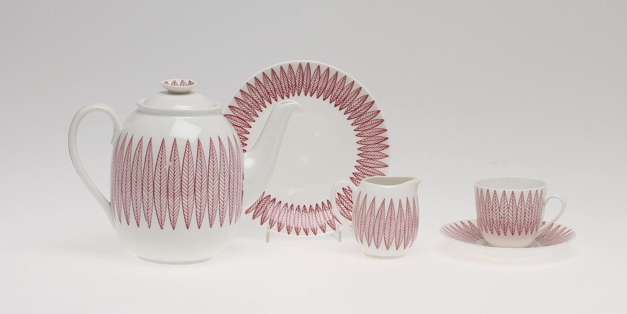 KAFFESERVIS, benporslin, ca 36 delar, "Salix" röd, Stig Lindberg, Gustavsberg.