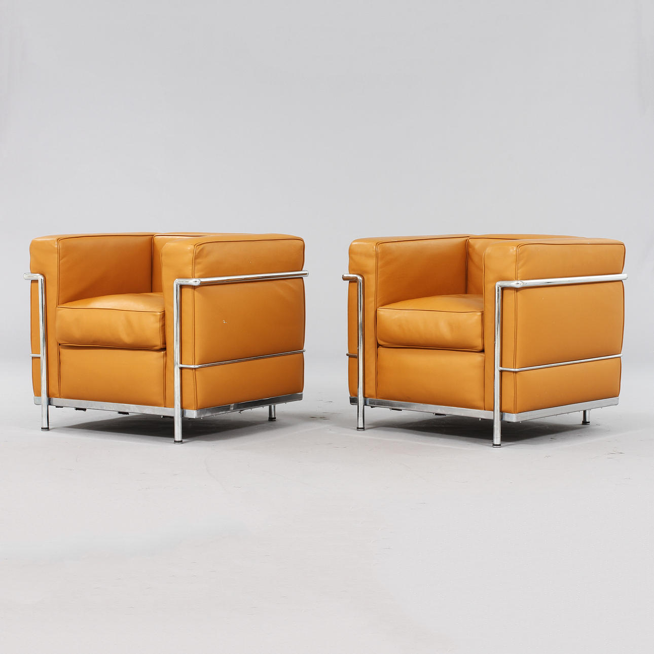 FÅTÖLJER, ett par, efter Le Corbusier.